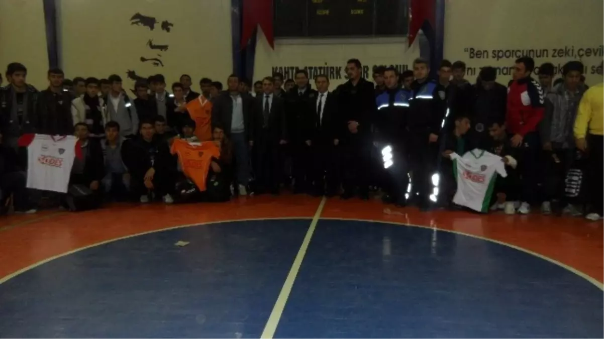 Polis, Öğrencilere Spor Malzemesi Dağıttı