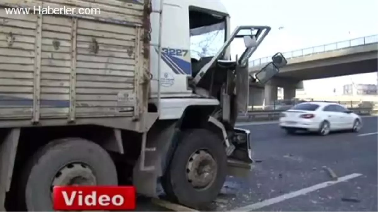 Tem Otoyolu\'nda Kamyon Kazası Trafiği Kilitledi