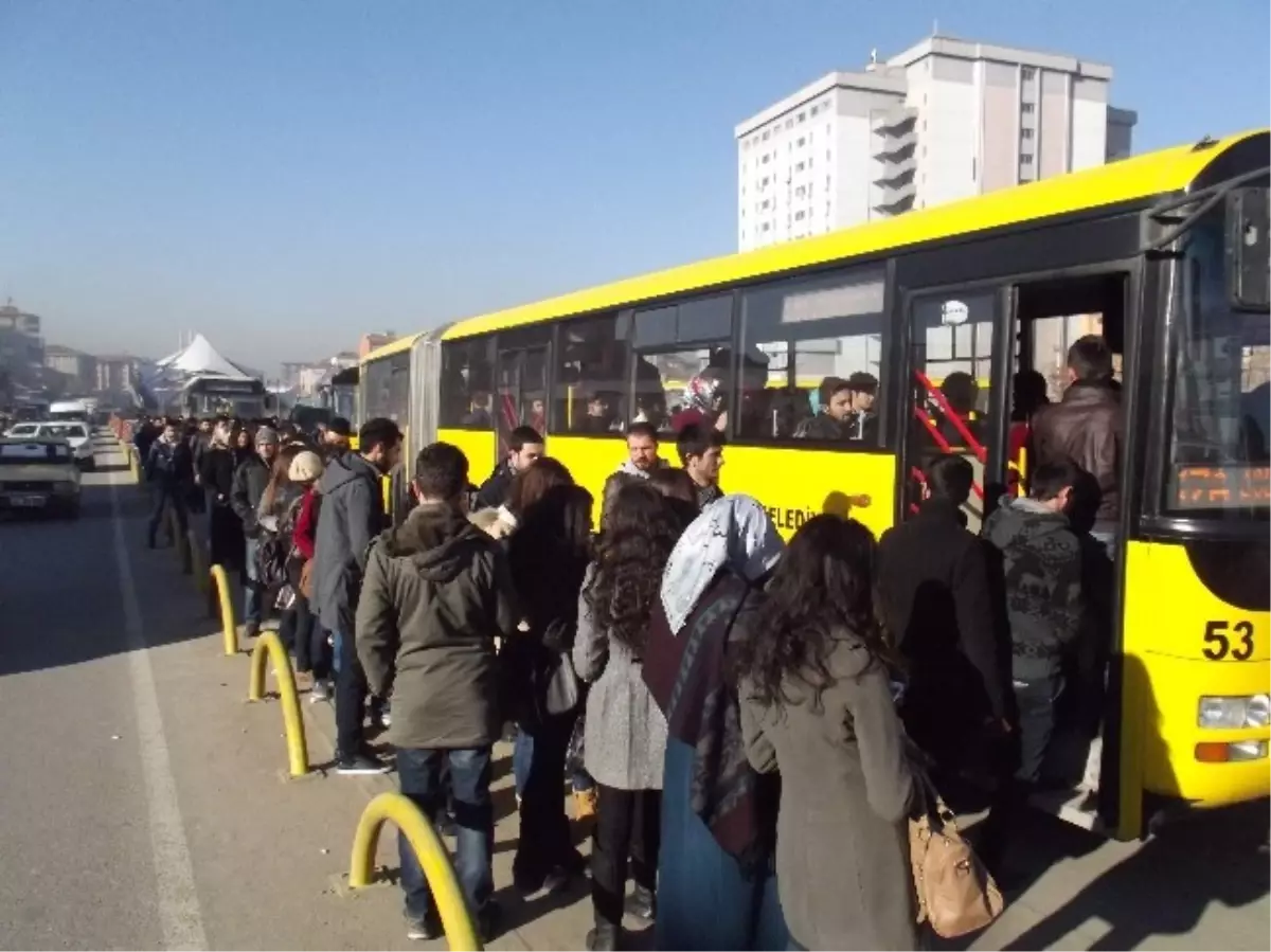 Üniversite Öğrencileri Kuyruktan Kurtulmak İstiyor