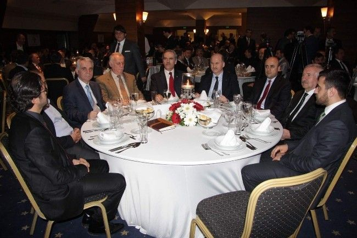 AK Parti Bursa Heyeti Yemekte Buluştu