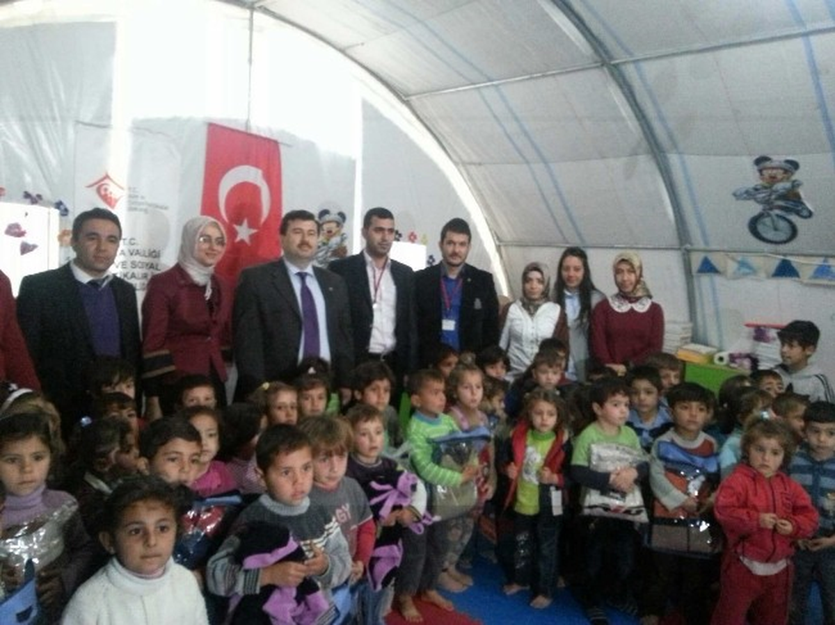 AK Parti\'li Gençlerden Suriyelilere Yardım