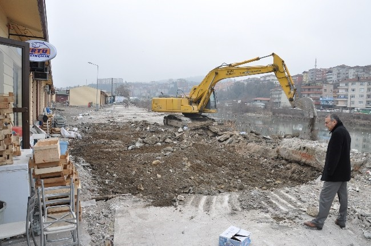 Alaplı\'da Yeni Belediye Dükkanlarında Çevre Düzenleme Çalışması Başladı