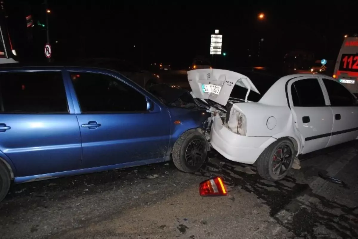 Alkollü Sürücü Önündeki Araca Çarptı: 2 Yaralı