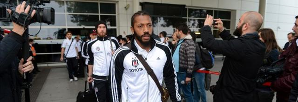 Beşiktaş Taraftarından Fernandes\'e \'İşini Yap\'