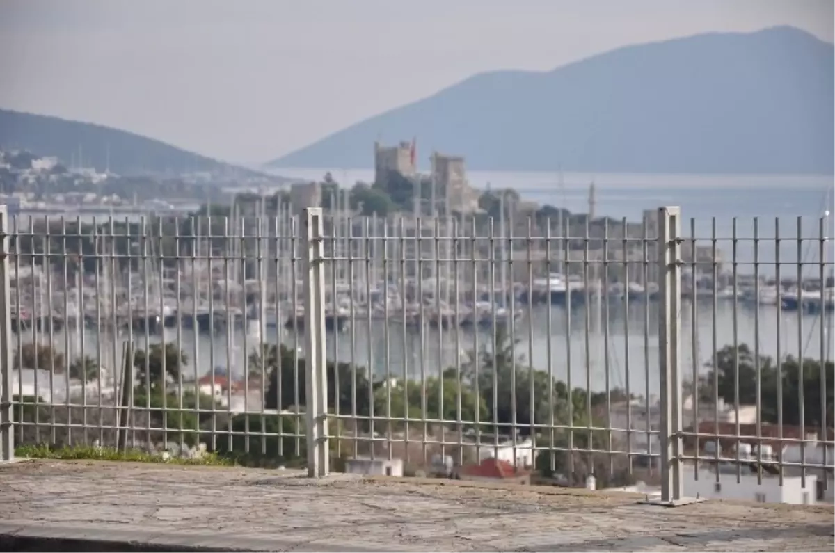 Bodrum Antik Tiyatro Karşısına Konulan Korkuluklar Kaldırılıyor