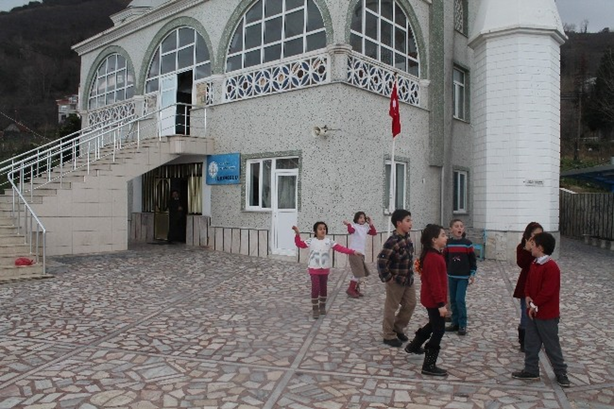 Cami Altında Ders, Avlusunda Tenefüs