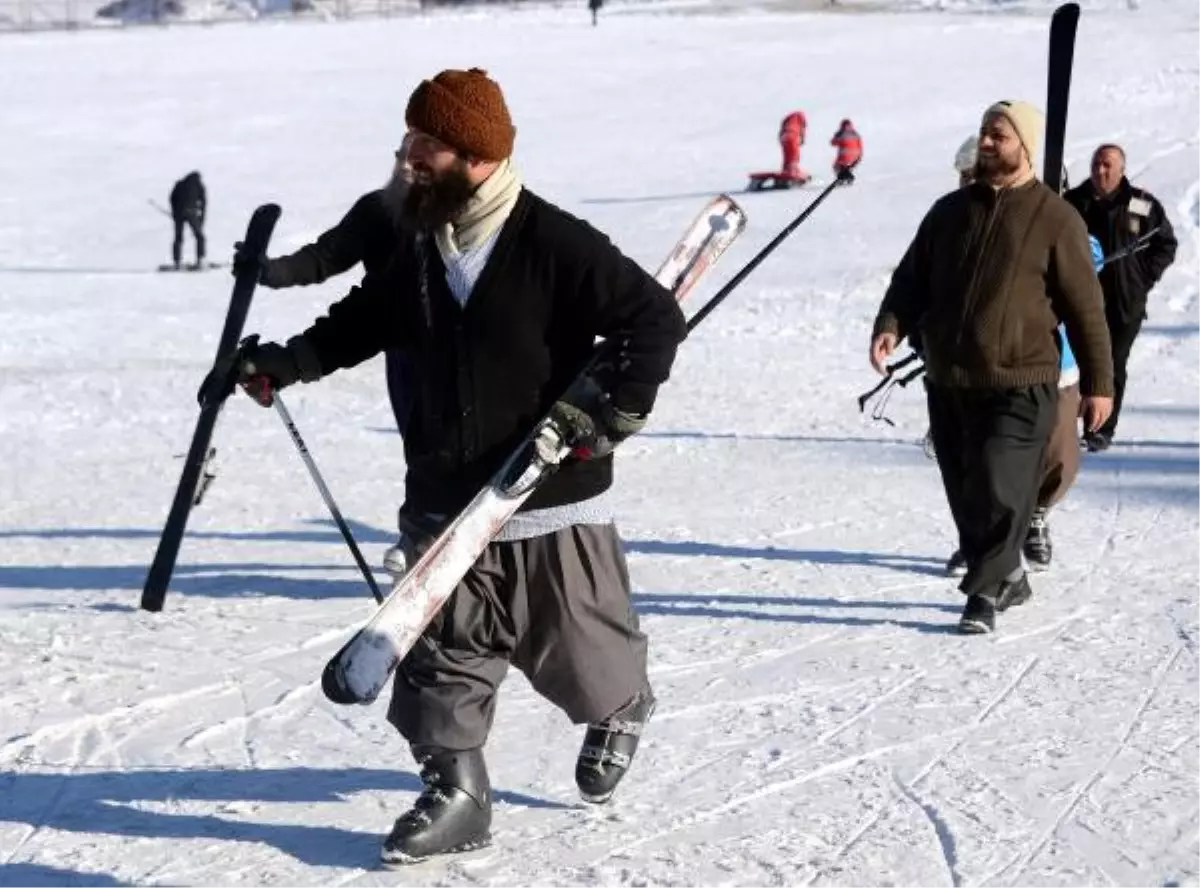 Cıbıltepe\'de Şalvarlı Kayakçılar