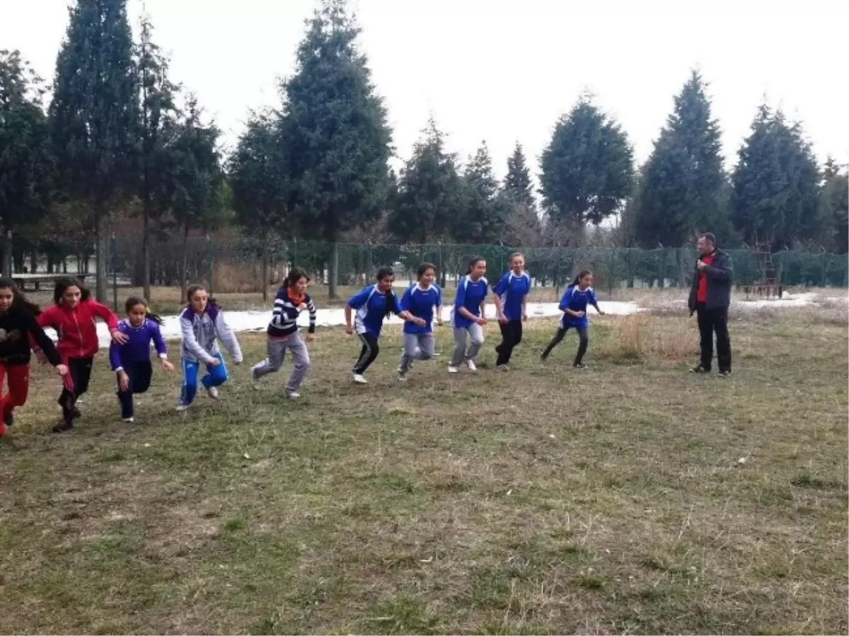 Cumhuriyet Ortaokulu Yıldız Kız Kros Takımı Bölge Birincisi Oldu