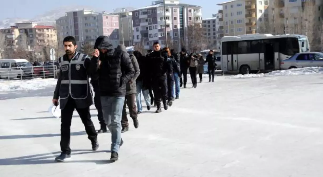 Fuhuş Operasyonunda Gözaltına Alınanlar Adliyeye Sevk Edildi.