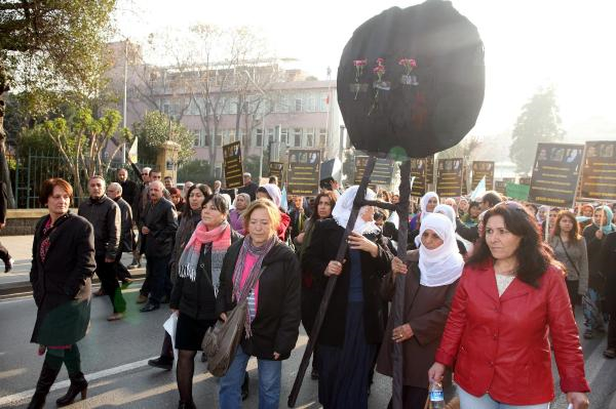 İzmirli Kadınlardan Fransa Konsolosluğu\'na Siyah Çelenk
