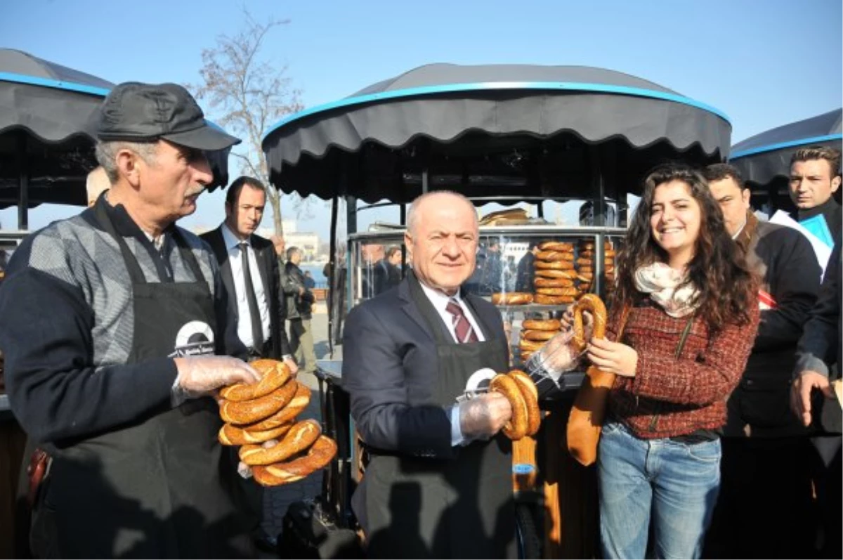 Kadıköy\'de Özel Tasarım Simit Arabaları Tanıtıldı