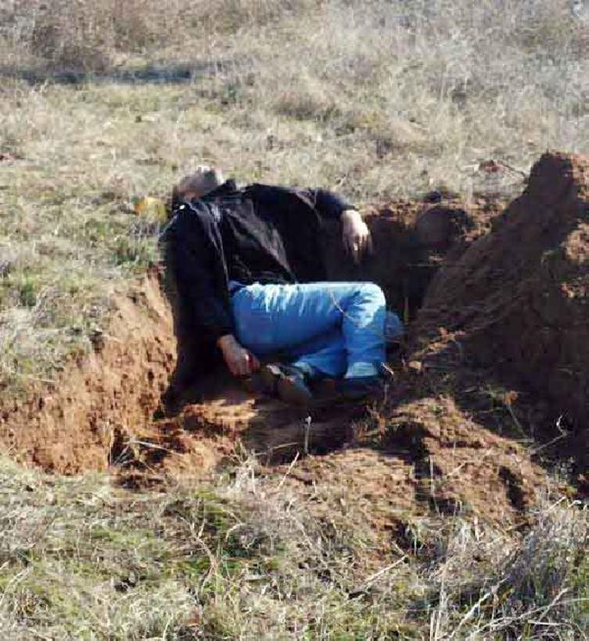 Mezar Kazarken Kuzeni Tarafından Öldürüldü