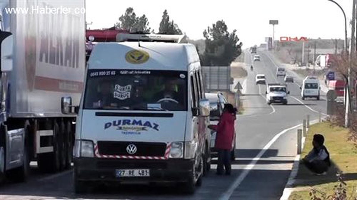 Nizip Yolda Dilenen Suriyeli Çocuklar Sürücülere Zor Anlar Yaşatıyor