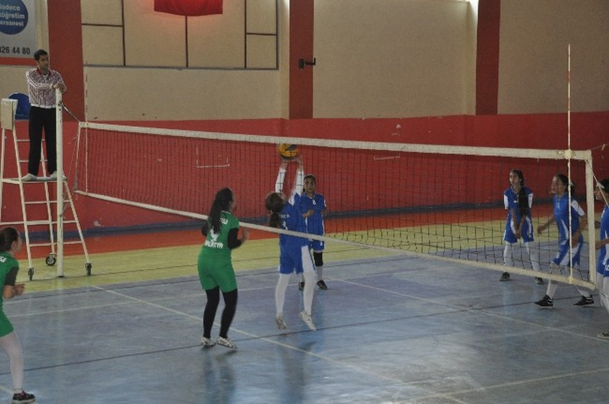 Okullar Arası Yıldızlar Voleybol Müsabakaları Devam Ediyor