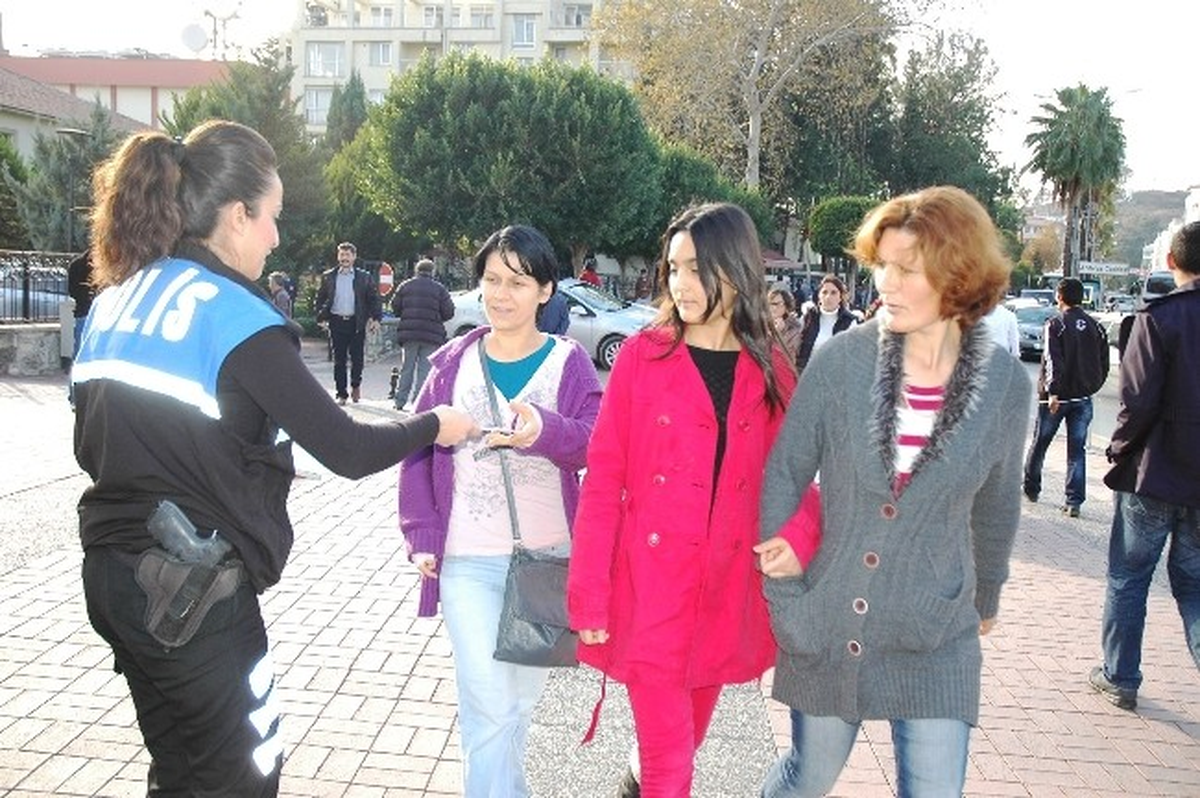 Polis Vatandaşlara Broşür Dağıttı