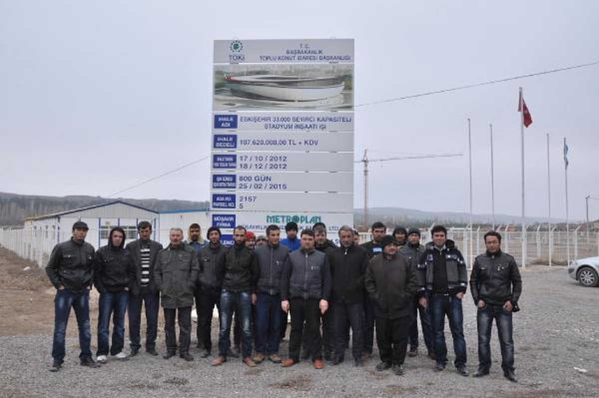 Eskişehir\'de Stadyum İşçileri Para Alamayınca İşi Bıraktı