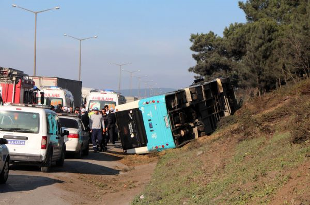 Sürücüsü Kalp Krizi Geçiren Halk Otobüsü Devrildi: 3 Yaralı