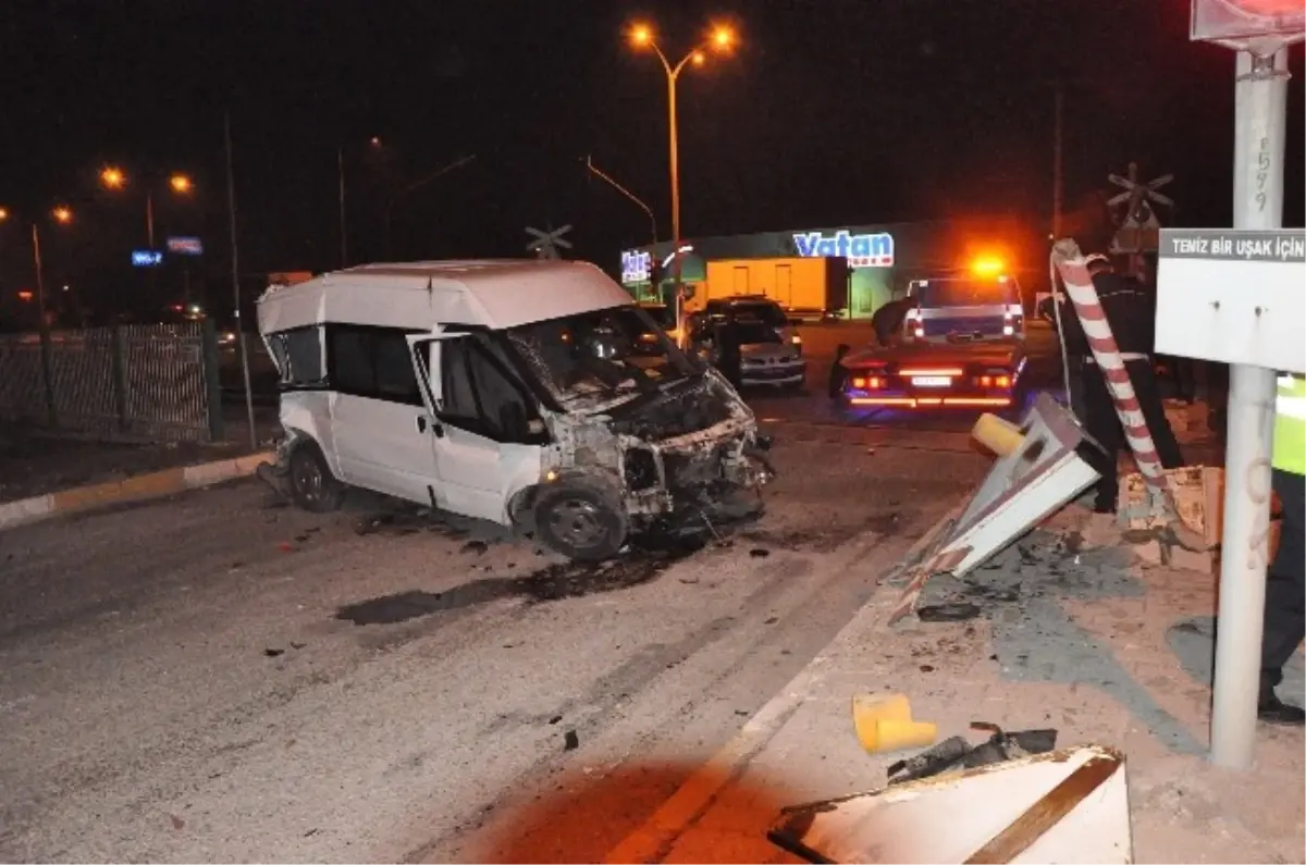 Uşak\'ta Polis Minibüsü ile Tren Çarpıştı: 2 Yaralı