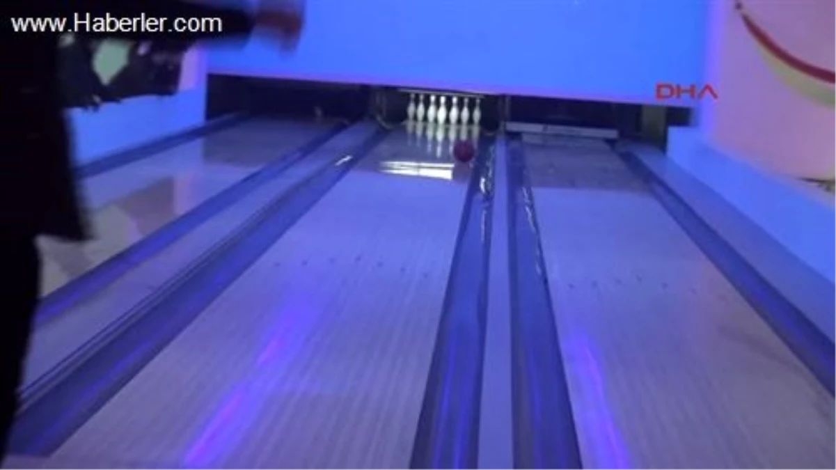 Yüksekova\'da Bowling Salonu Açıldı