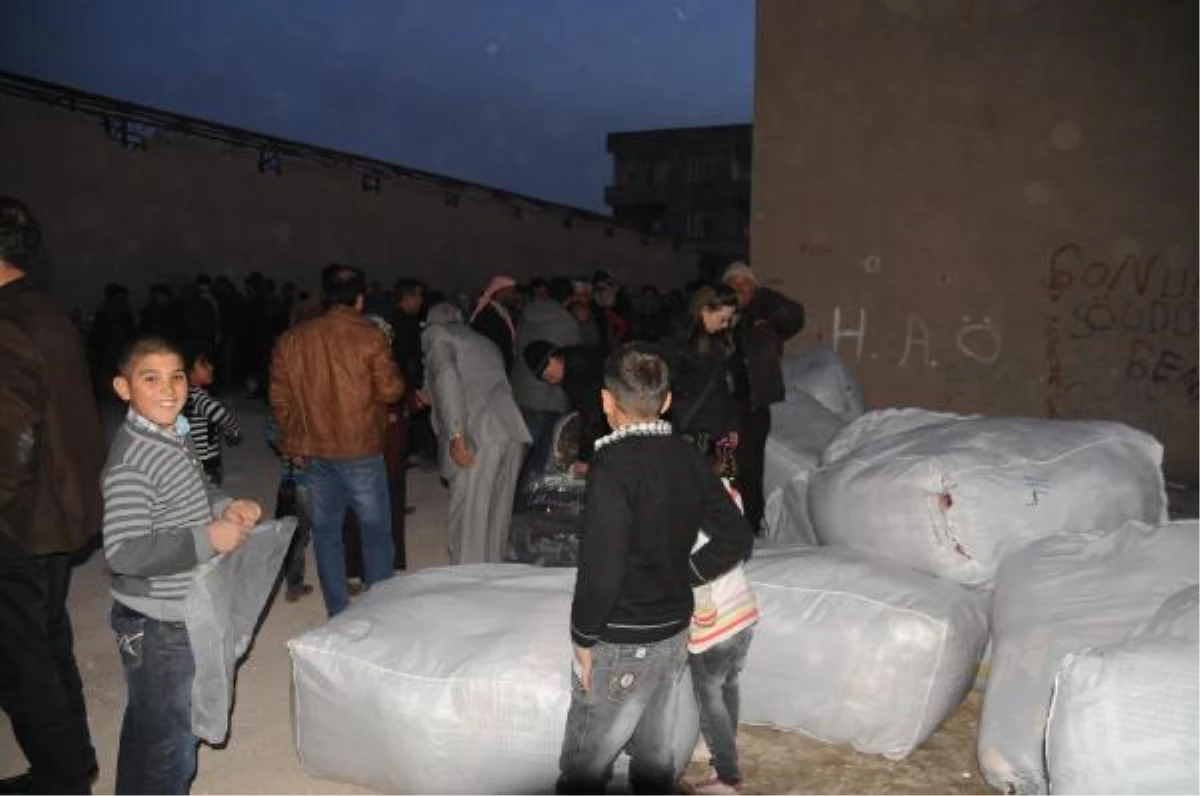 Akçakale\'deki Suriyelilere İngilizlerden 5 Tır Battaniye