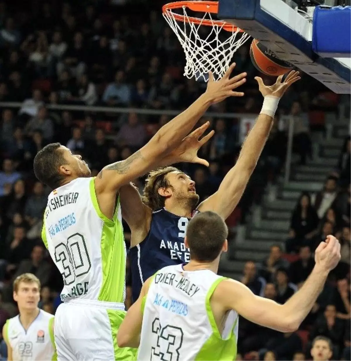 Anadolu Efes: 72 Unicaja Malaga: 74