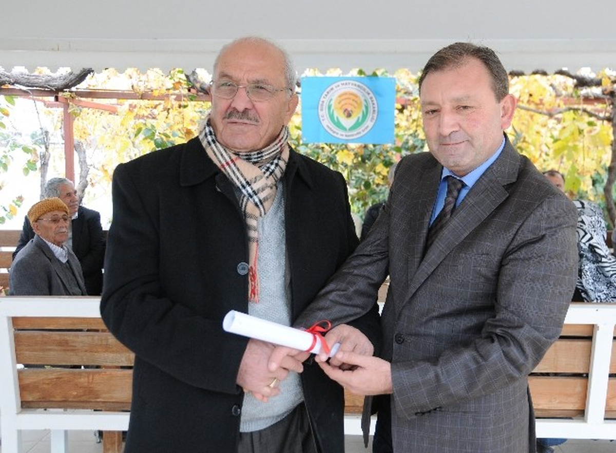 Bakan Çavuşoğlu\'nun Babasına Sertifika