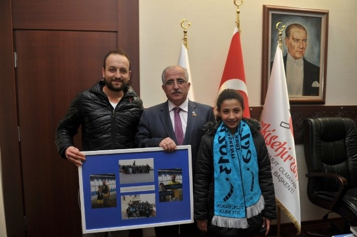 Başarılı Minik Yüzücü Vali Tuna\'yı Ziyaret Etti
