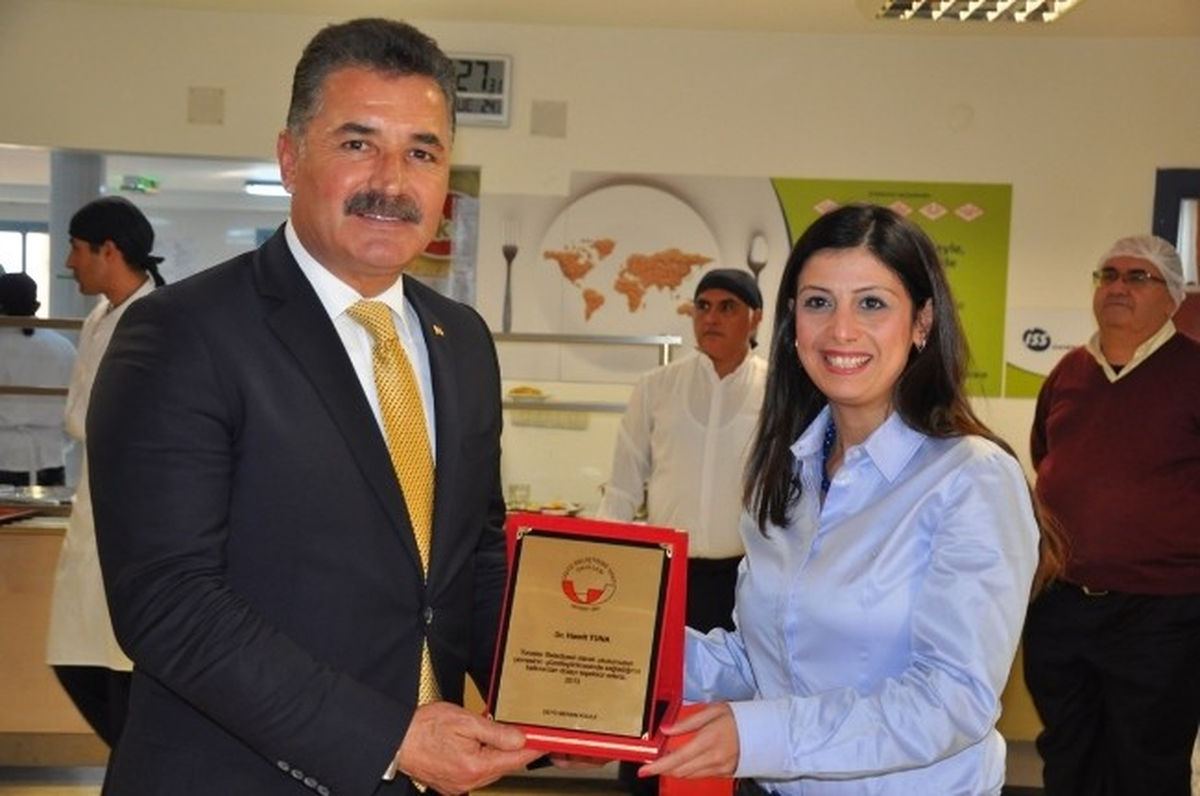 Başkan Tuna\'ya ODTÜ\'den Plaket