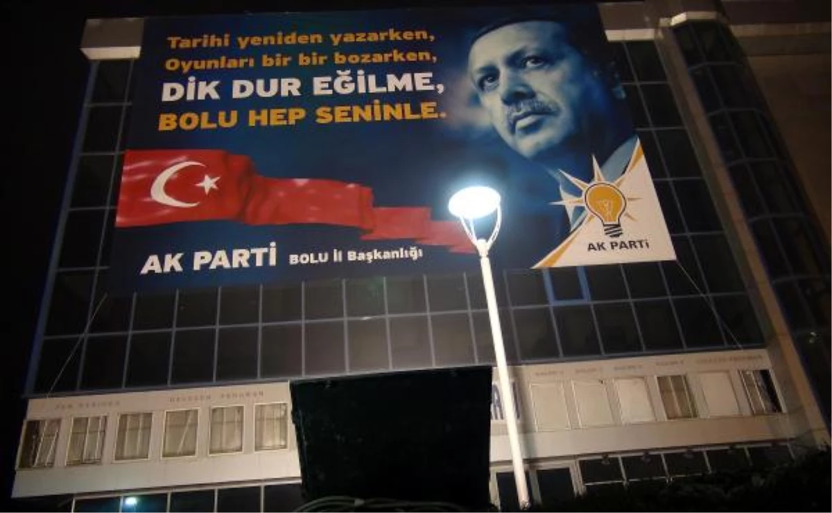 Tartışılan Erdoğan Pankart Kaldırılmadı, Aydınlatıldı