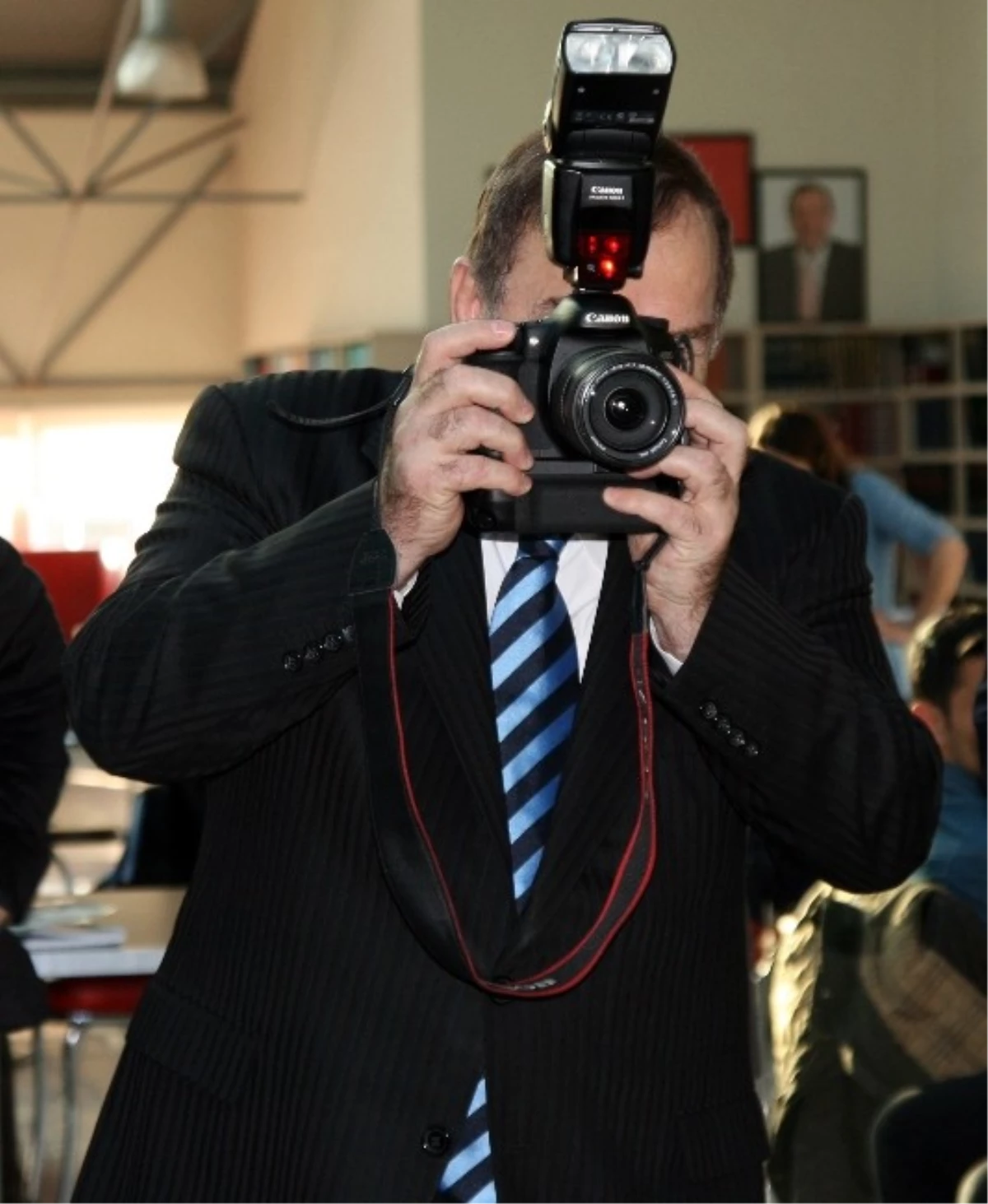 Esenyurt Belediye Başkanı Gazetecilerin Fotoğrafını Çekti