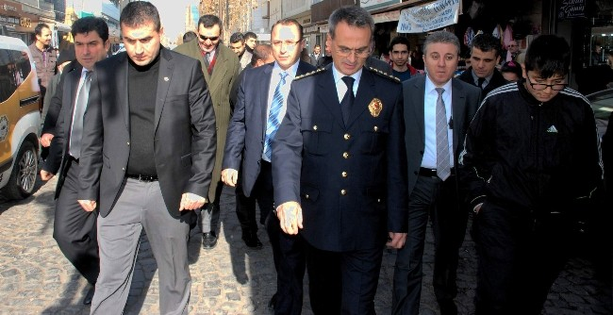 Diyarbakır Emniyet Müdürü Güven ile Vatandaşların Vedalaşması