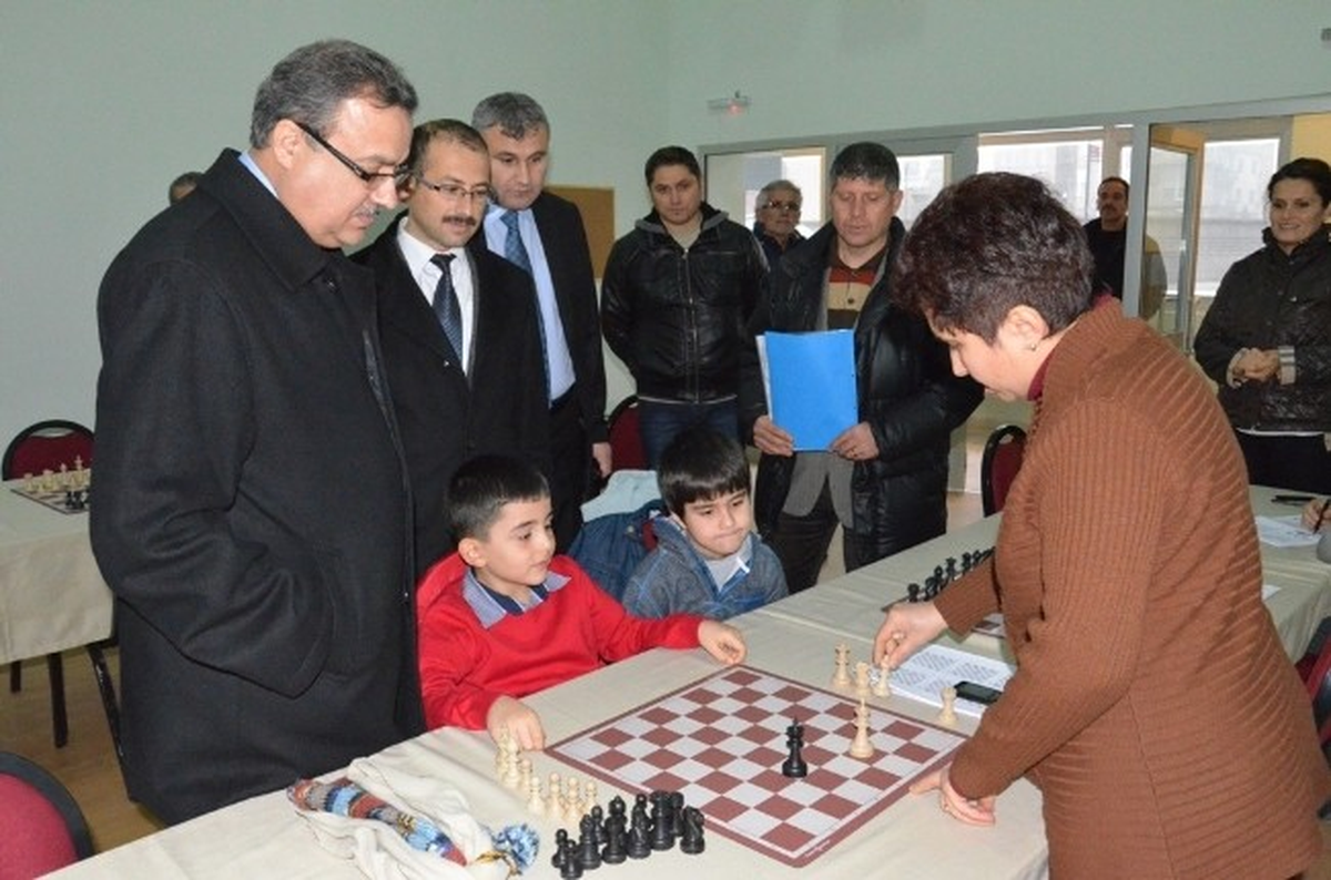 Düzce Valisi Spor Tesislerinde İncelemelerde Bulundu