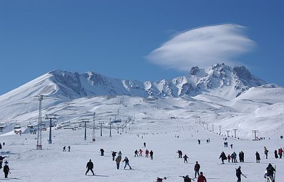 Erciyes\'te Kayak Yarışları Suni Karda Yapılıyor