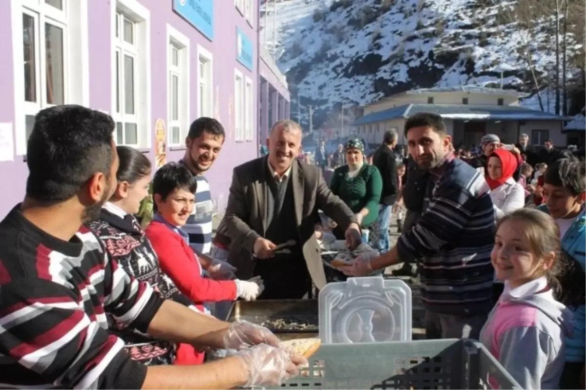 Murgullu Öğrencilerin Hamsi Ziyafeti