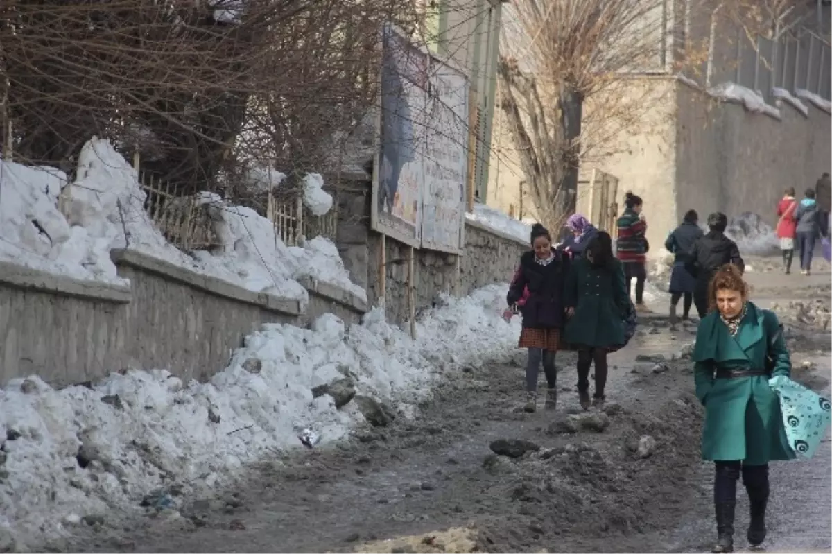 Okul Çatılarındaki Buz Sarkıtları Tehlike Saçıyor