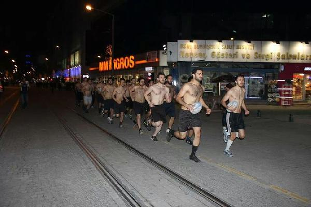 Ragbi Takımı Sporcuları Eskişehir\'de Yarı Çıplak Koştu