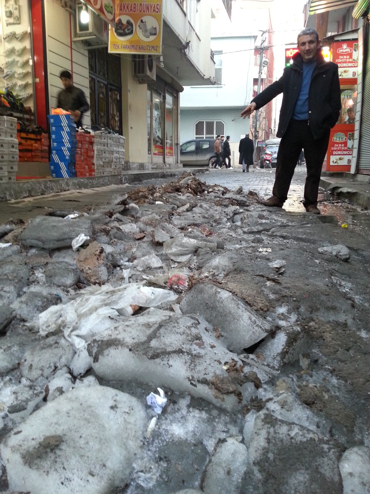 Sokak Buzdan Geçilmiyor