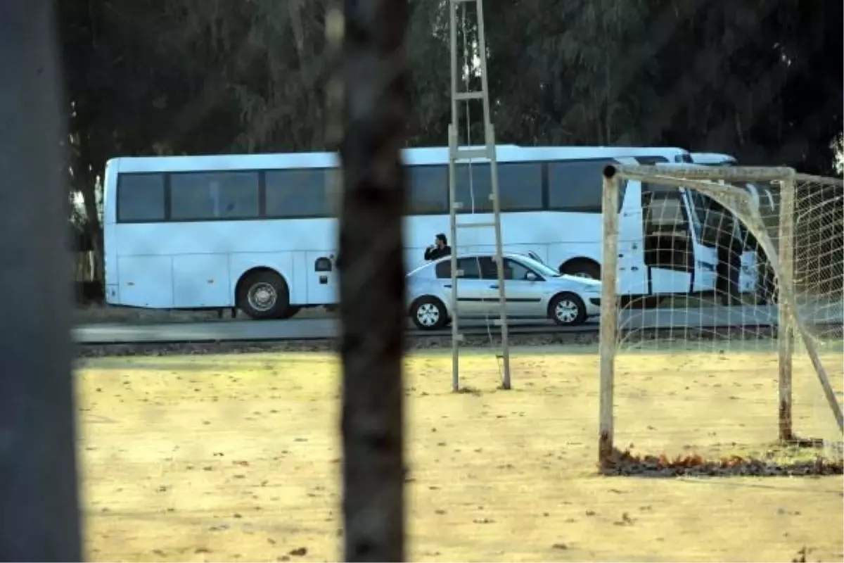 Şüphe üzerine durdurulan iki otobüste inceleme yapılıyor -