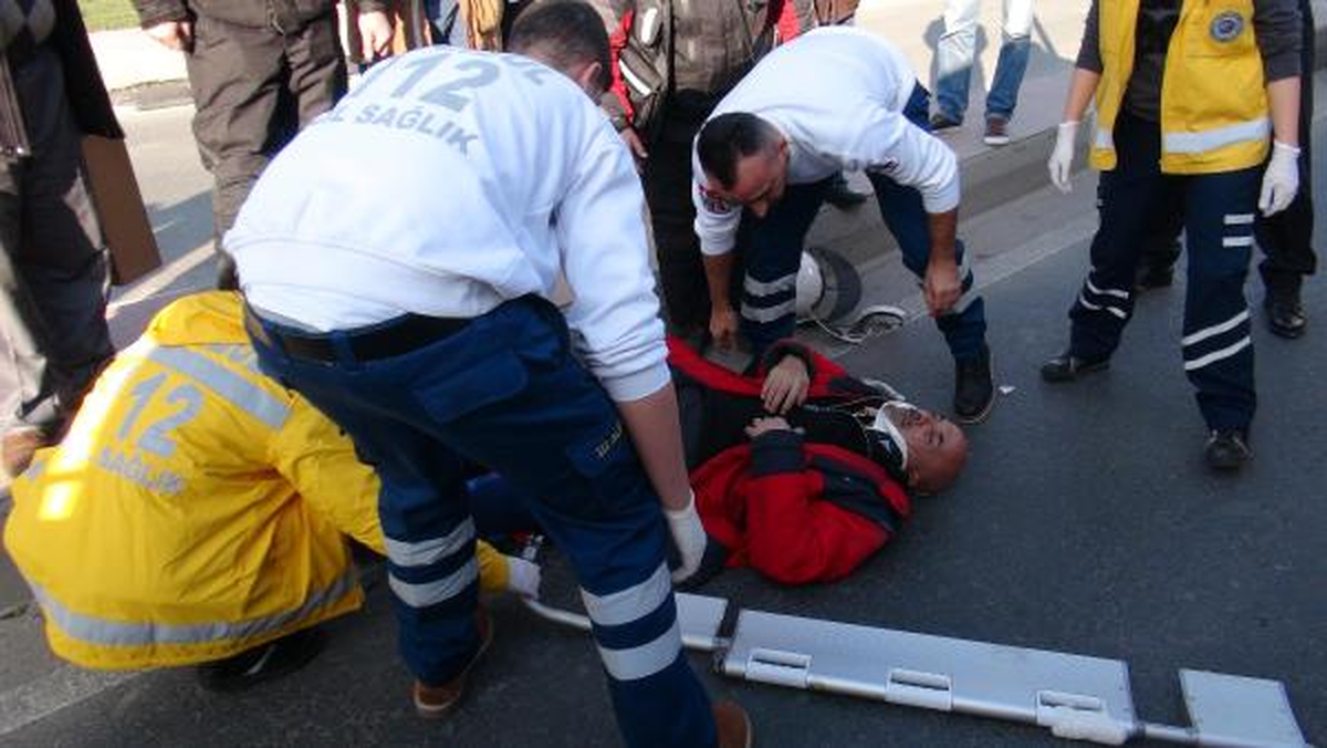Ters Yöne Giren Motosikletliye Çarptı: 2 Yaralı