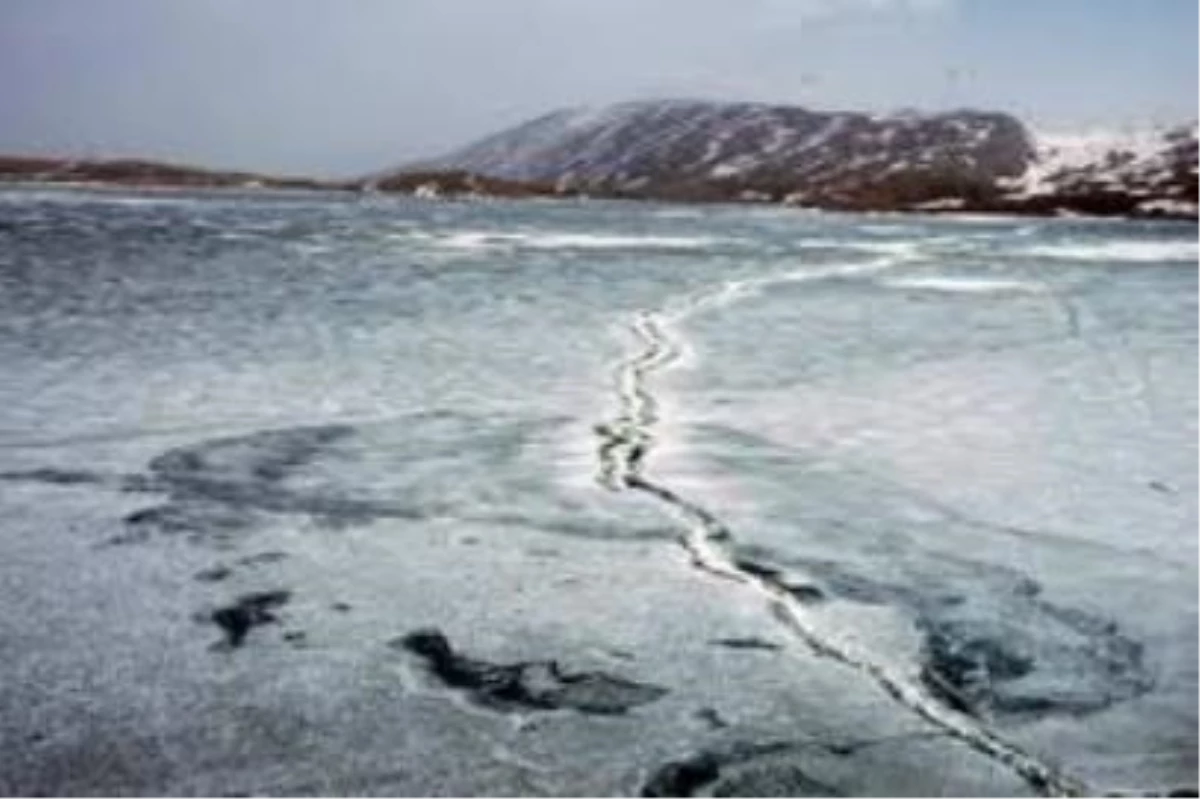 Türkiye\'nin En Yüksek Gölü Buz Tuttu
