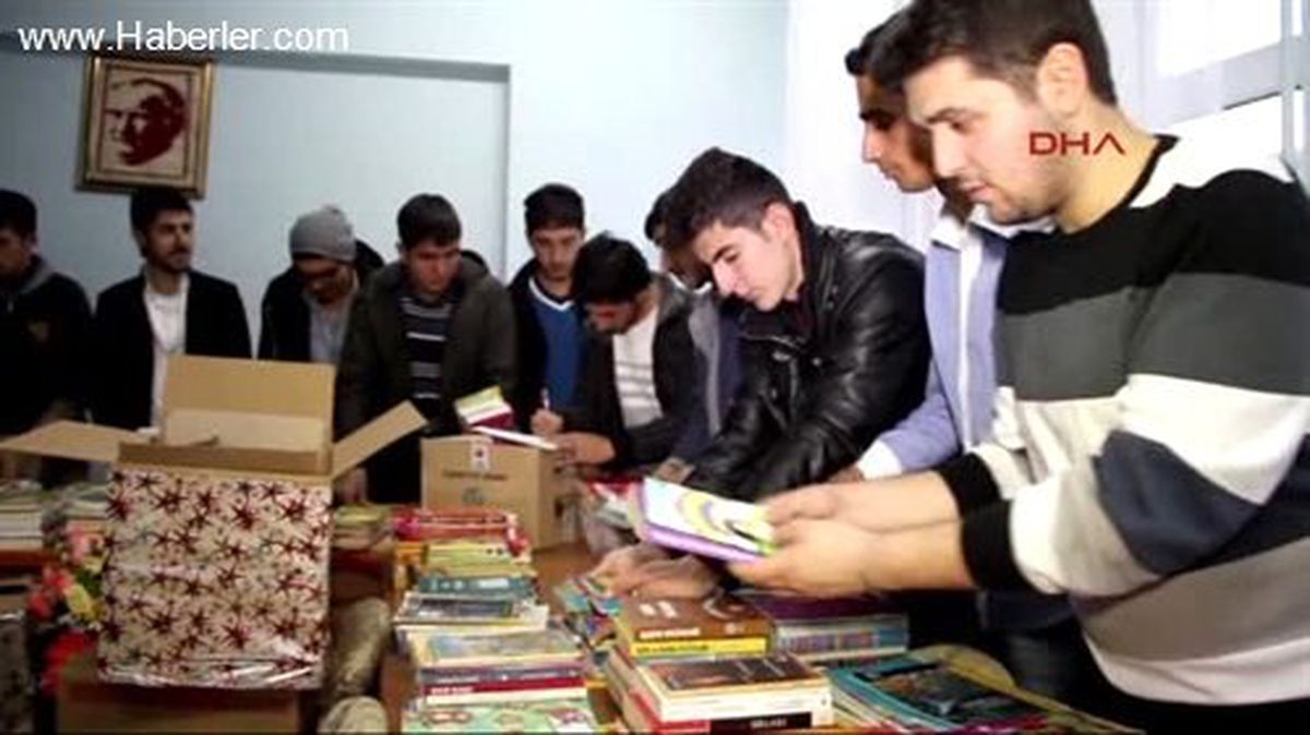Ünivetsitelilerden \'Kitabım Senin Olsun\' Kampanyası