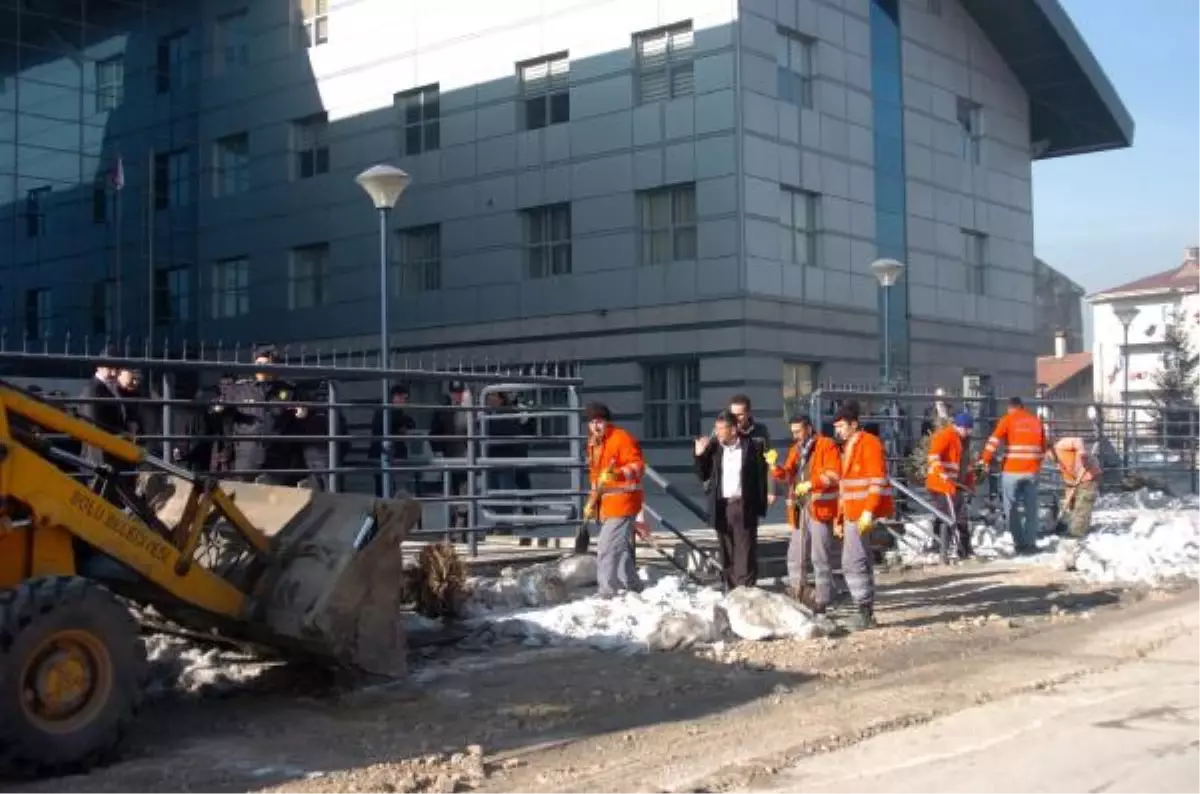 Yeni Müdürü Karşılama Öncesi Karlar Temizlendi