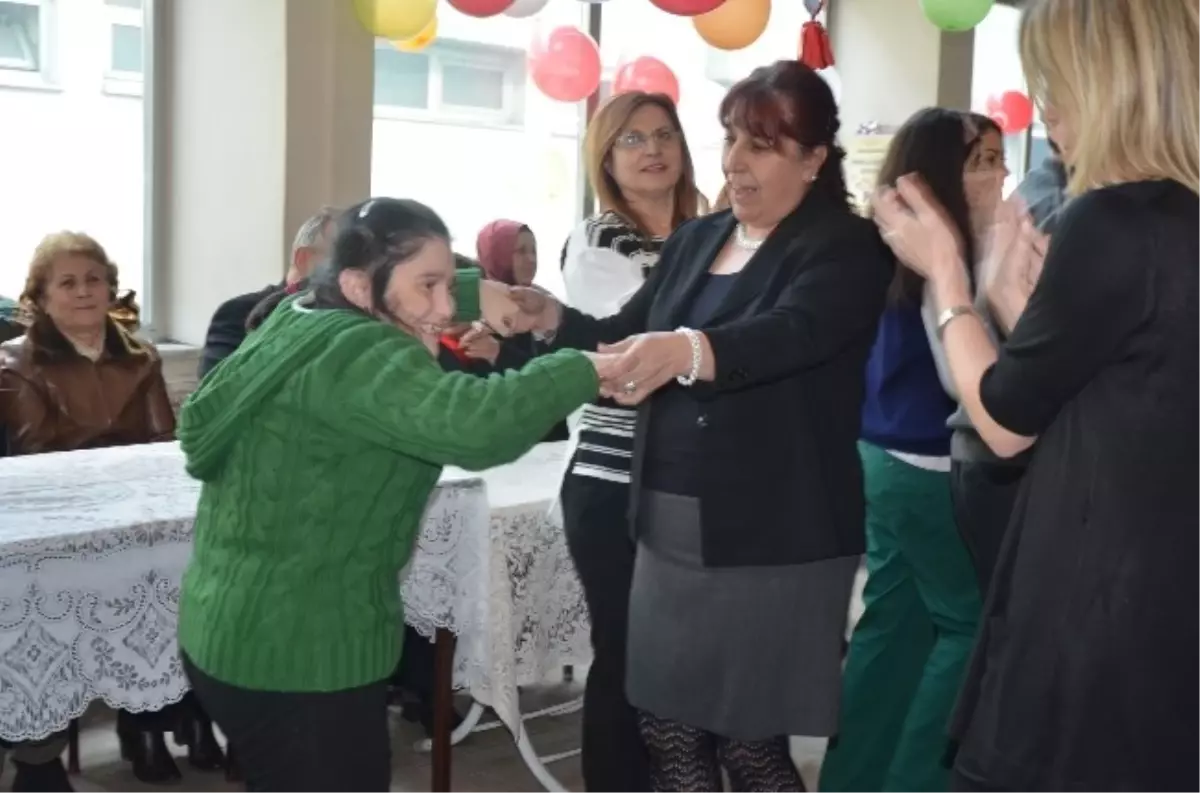 Engelliler Derneği\'nden Yılbaşı Kutlaması