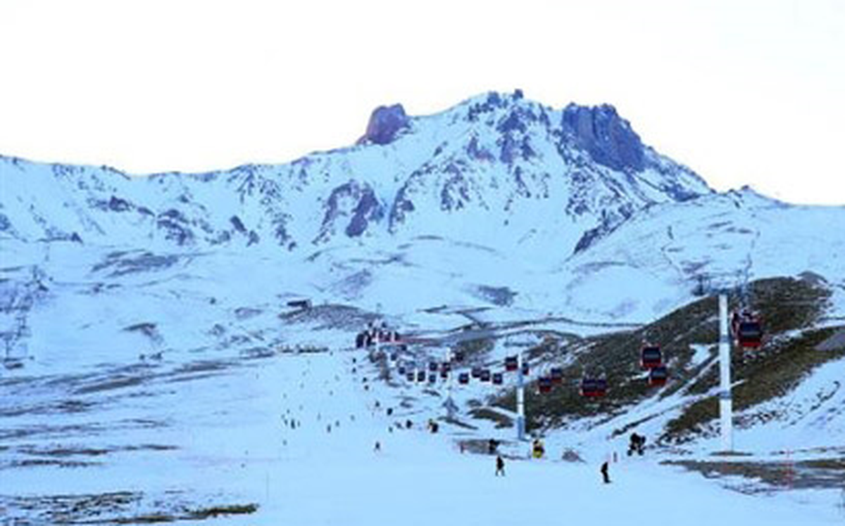 Erciyes\'te Suni Kar Üzerinde Kayak Yarışı