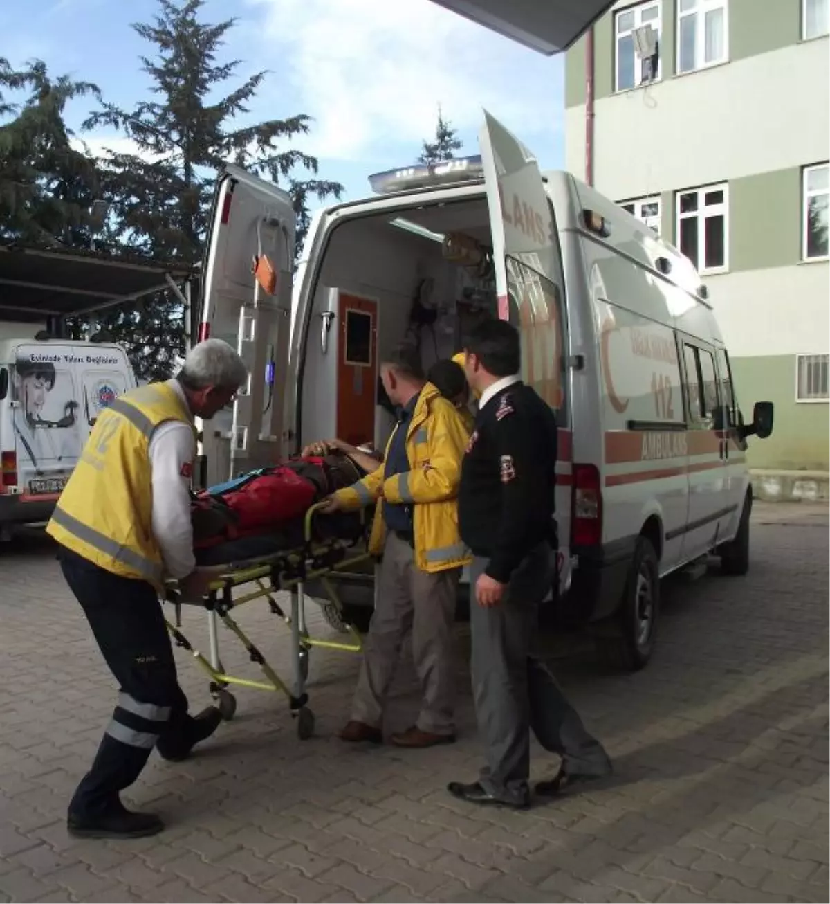 Kamyonet Bariyerlere Çarptı, Suriyeli Sürücü Yaralandı