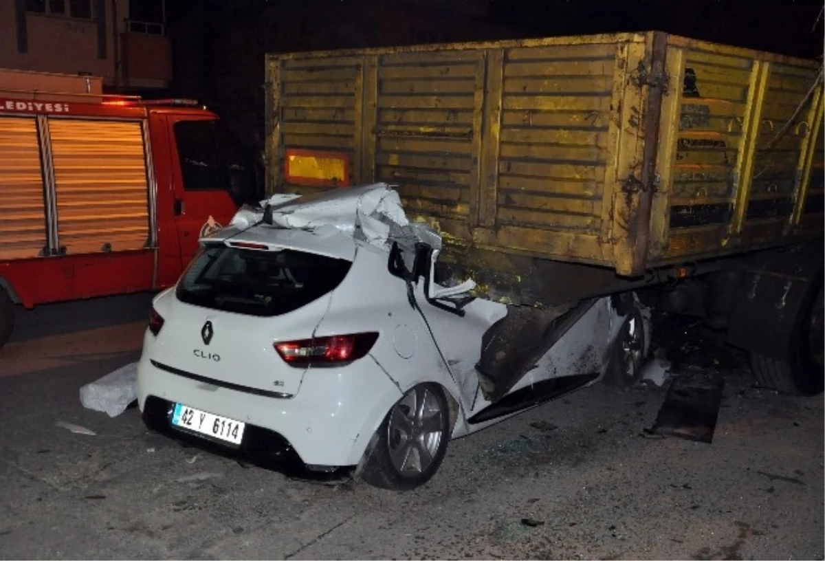 Konya\'da Otomobil Tıra Çarptı: 1 Ölü
