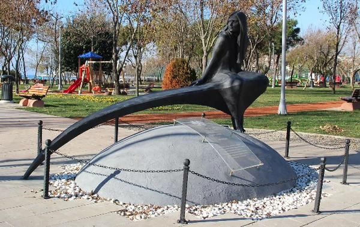 Milli Kayakçı Aslı Nemutlu\'nun Heykeli Kalamış Parkı\'na Dikildi