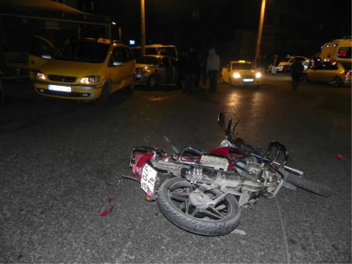 Otomobille Çarpışan Motosikletteki 2 Kişi Yaralandı