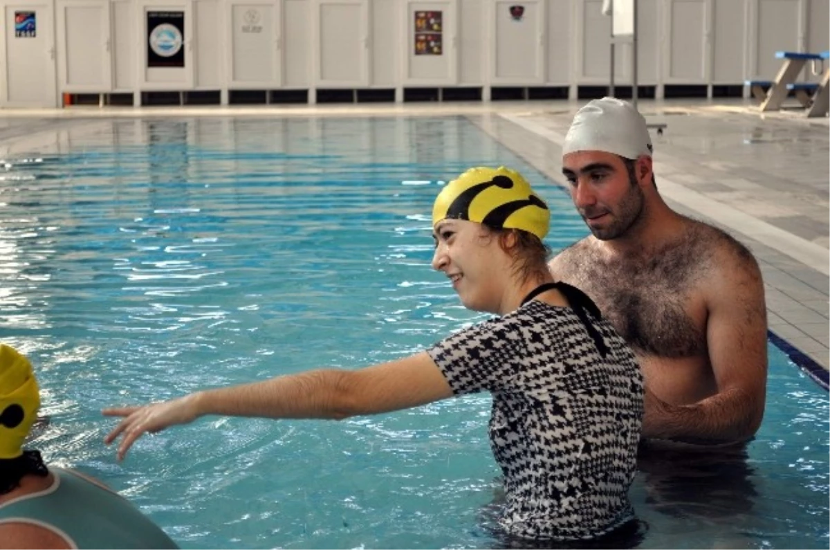 Özel Haber) Engelli Antrenör, Engellilere Yüzme Öğretiyor