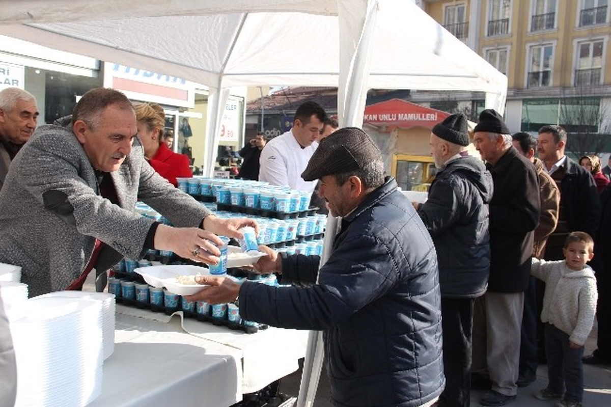 Başkan Yılmaz\'dan Vatandaşa Kandil Pilavi
